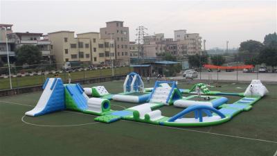 China Parque inflable del agua del mar colorido comercial blanco azul con las diapositivas de las paredes que suben en venta