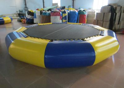 China Aangepaste Springende Drijvende Watertrampoline, Reuzewatertrampoline Dia4m Te koop