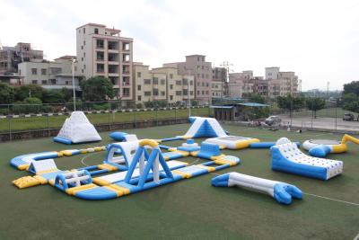 China El parque inflable al aire libre gigante del agua modificó juegos herméticos del agua para requisitos particulares del SGS de la UL del CE del tamaño en venta en venta