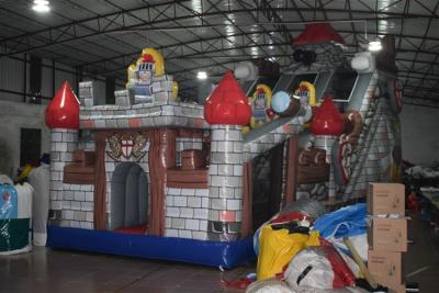 China Grande explote la casa animosa del castillo temático del guardia, ciudad inflable de la diversión de la tela impermeable del PVC en venta