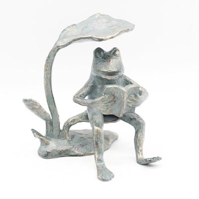 China Europe frog reading metal cast iron figurines for home decoration for sale