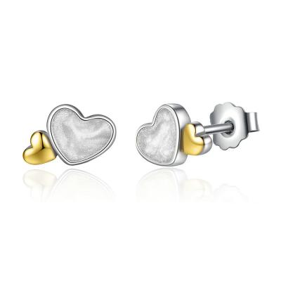 China Pendientes de plata del perno prisionero del corazón con 14k y los pendientes del corazón de la plata nacarada, esterlina en venta