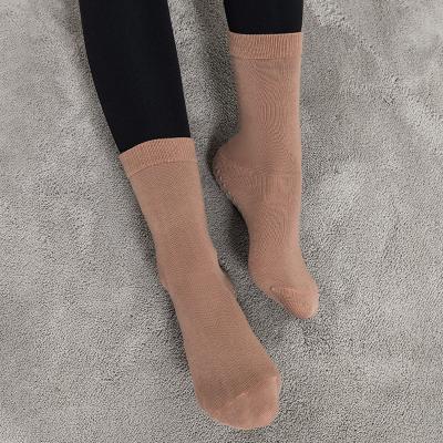 China Breathable fashionable colorful cotton logo handle bar trampoline crew custom pilates non slip women yoga socks with handle for sale