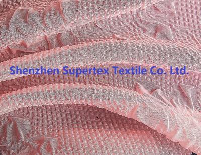 Chine la couleur de rose de tissu de mousseline de soie de polyester de 50D 75D a gravé le tissu en refief de l'habillement des femmes de fleurs à vendre