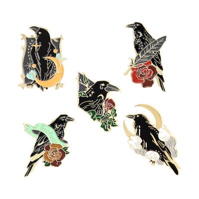 China Europe Black Feather Hard Hard Enamel Metal Soft Pin Badges Brooch Custom Crow Clothespin Badges for sale