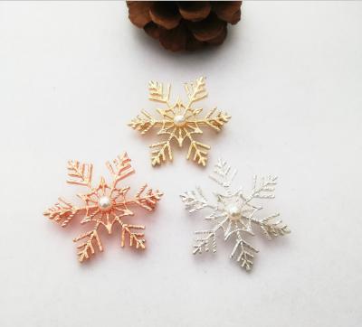 China Fuzhou New Christmas Collection Pearl Snowflake Brooch Badge Pins Cheap Sweet Brooches for sale