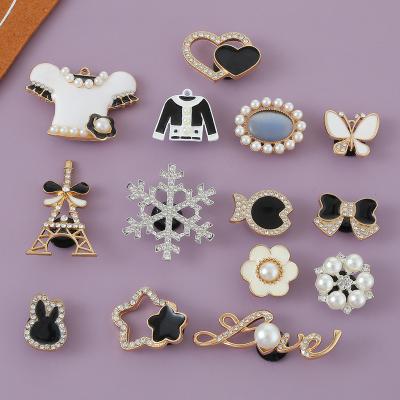 China Resin Accessories A Variety Of Styles Bling Fashion Creative Hole Shoe Charms Flower Decorative Alloy Metal Animal Rhinestone for sale