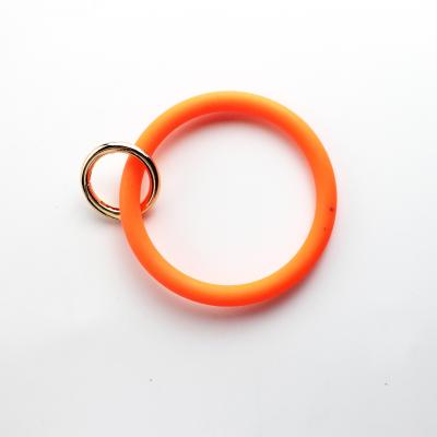 China Eco-friendly Wristband Rubber Wristband Round Circle Key Chain Wrist Silicone Keychain Holder for sale