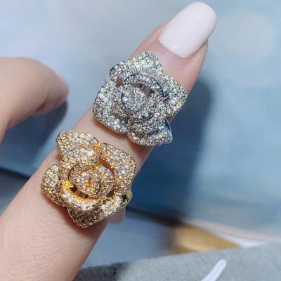 China FASHIONABLE Hot Selling 18k Moissanite Luxury Rings For Women Wedding Two Finger Rose Flower Diamond Rings Price for sale