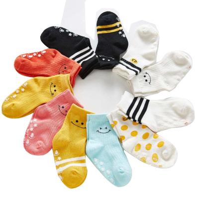 China 2021 Breathable spring and white black yellow red smile jacquard socks new autumn kids baby socks baby boy short tube half tube for sale