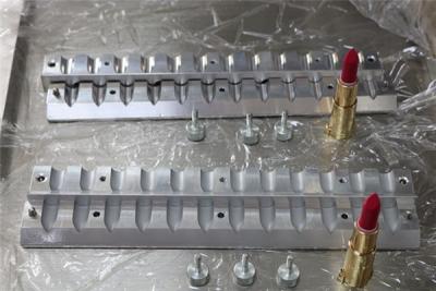 China Lippenstift Productie Lippenstift Balsem Silicone Schimmelvrijmachine Ontvorming Makkelijk te bedienen Te koop