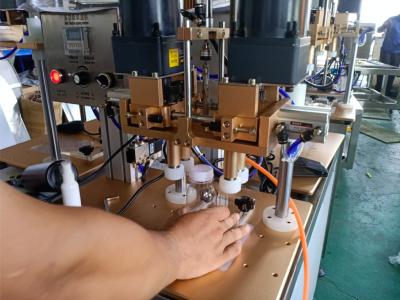 Chine Machine de capsulage de vis multifonctionnelle de 4 roues pour les bouteilles en plastique à vendre