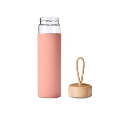 China WITH LID 600 ml thermostable bisphenol one-less glass bottle with bamboo lid and silicone sleeve for sale