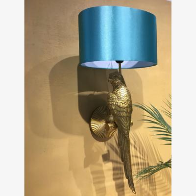 China Amazon Modern Hot Sale Resin Gold Parrot Bird Luxury Modern Decorative Table Lamp For Bedroom Living Room Restaurant for sale