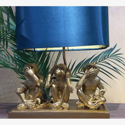 China 2022 Modern Hot Sale Modern Decorative Monkey Gold Resin Monkey Animal Desk Lamp Animal Table Lamp For Bedroom Living Room for sale