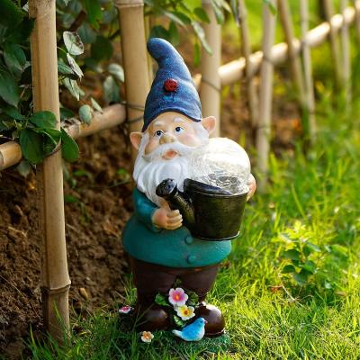 China Hot Selling Europe Amazon Outdoor Decor Resin Mini Garden Gnomes Cute Funny Solar Statue for sale