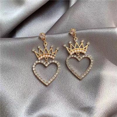 China New Trend 2021 Fashion Women's Jewelry Gold Heart Crown Stud Earring Women Diamond Cute Peral Floral Stud Earrings for sale