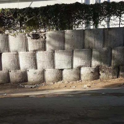 中国 Stackable Geotextile Cloth Lined Olive Green Or Sand Color Welded Gabion Wire Mesh Basket Defensive Military Barrier 販売のため