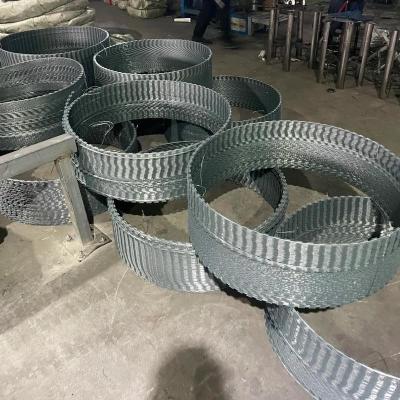 China BTO-22 Galvanizado 90cm Diâmetro da bobina Concertina Razor Barbed Wire para parede de proteção à venda