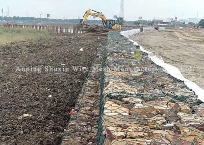 Chine L'armure tordue par trois 3.4mm que la pierre a rempli Gabions a galvanisé le grillage hexagonal à vendre