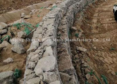 Chine Fil hexagonal galvanisé de fer remplissant paniers de Gabion pour la protection de berge à vendre