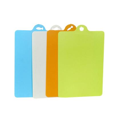 China Sustainable Vegetable Thin Flexible Kitchen Fruit Cutting Board Foldable Thin Polyethylene Plastic Chopper for sale