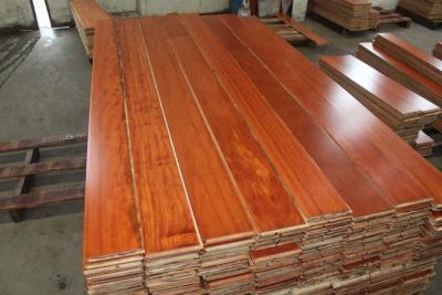 Chine Kempass laqué naturel a machiné le plancher en bois avec la surface douce à vendre