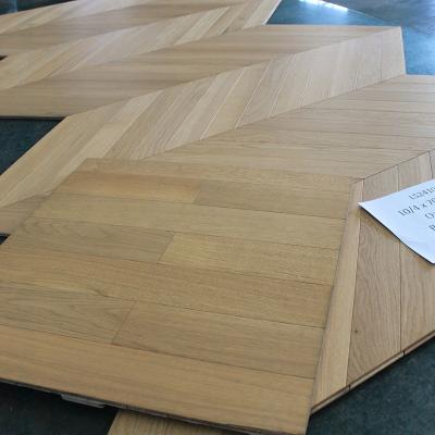 China Natural Oak Chevron Engineered Flooring 530x70x10/4MM, AB grade, Brushed, UV lacquer en venta