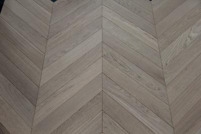 Chine Invisible Lacquered Natural Oak Chevron Parquet Flooring，45 degree à vendre