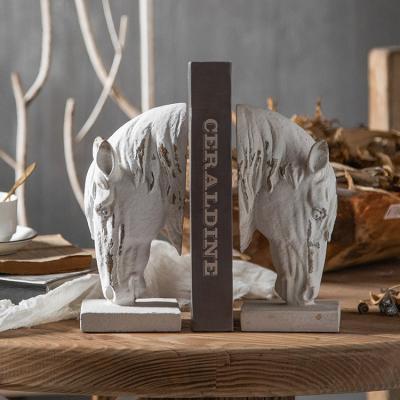 China Hot Selling China Vintage Style Bookends Resin Ornaments Table Decor Creative White Horse Head Sculpture for sale