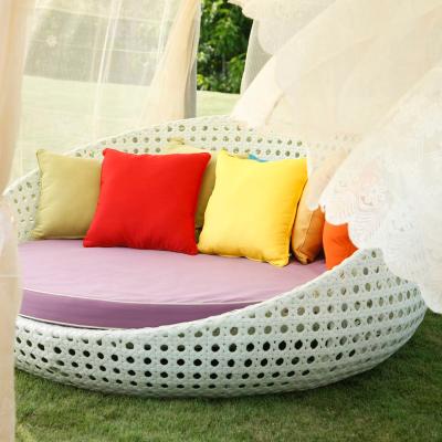 China Modern garden furniture wicker folding sofa bed rattan round sofa daybed chaise lounge for sale