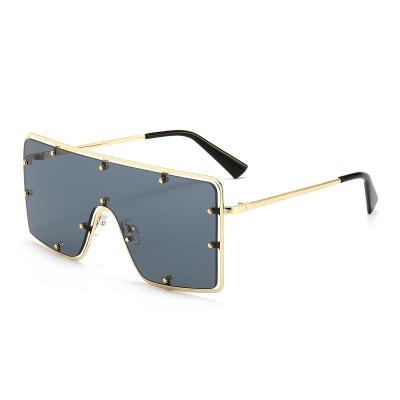 China 2021 Newest Big One-Piece Vintage Oversize Sunglasses Women Fashion Rivet Square Shade Custom Sunglasses for sale