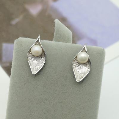 China Fashionable Freshwater 925 Sterling Silver Earrings Pearl Earrings High Quality S925 Silver Earrings for sale