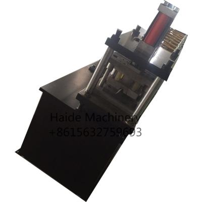 China Walzen Omega-Metallstahlprofil Furring-Kanal-Licht-Stahlkiel die Formung des MaschinenWalzwerks mit Servomotor 5.5kw kalt zu verkaufen