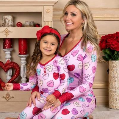 China Anti-pilling Mommy and Me Valentines Day Pajamas Two Piece Long Cotton Loungewear Heart Printed Family Sleepwear Pajamas Set for sale