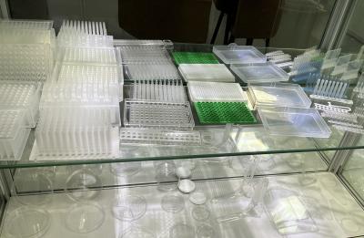 Chine Les outils de moulage par injection en plastique à micropipette à plusieurs cavités à commande de précision pour le laboratoire à vendre