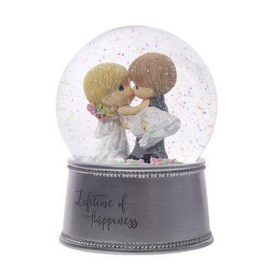 China Europe Resin Crafts Custom Dancing Couple Snow Globe Wedding Decorative Water Globe Gift Creative Wedding Snow Globe Couple for sale