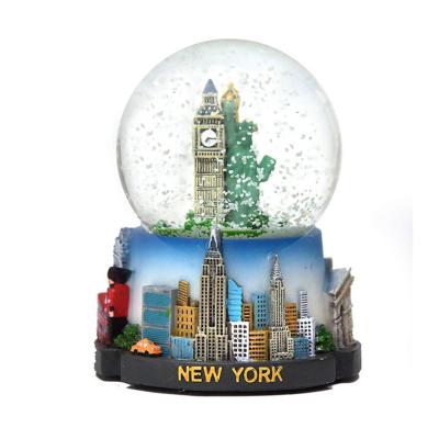 China Custom Europe Souvenir Water Globe Resin Crafts Pairs London Snow New York City Scenic Building Globe With Glass Ball Ornaments for sale