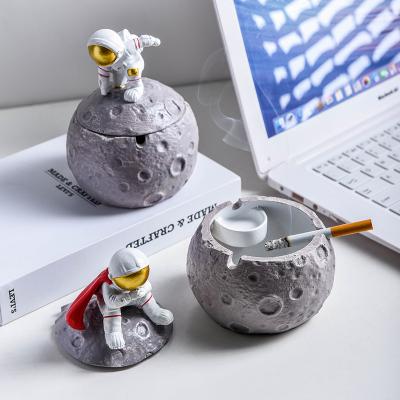 China Creative Minimalist Cartoon Astronaut Ashtray with Small Cover Home Decoration Astronaut Ornaments for sale