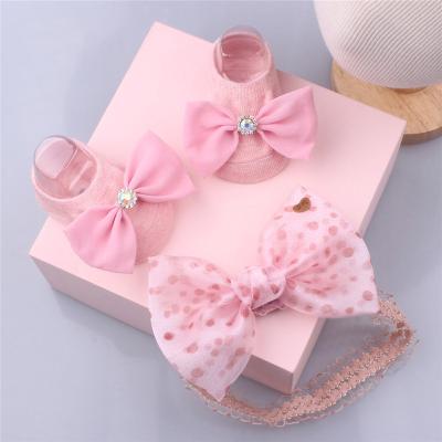 China Hot Selling Fancy konLee Gifts Box Bundle Package Anti Slip Baby Socks Baby Socks Headband Set QUICK DRY Crown Princess Lace Flower Bows for sale