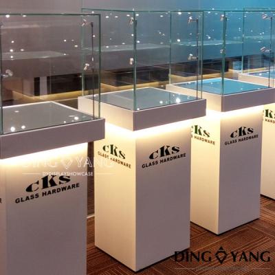 China Showroom 500X400X1600MM Retail Glass Display Cabinets for sale