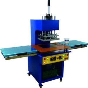 China Máquina de fabricación de etiquetas de goma de PVC semiautomática Máquina de grabado de etiquetas de silicona en venta