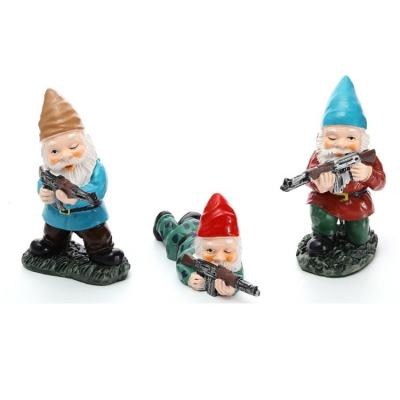 China Europe Desktop Indoor Outdoor Lawn Yard Decorations Army Gnomes Outdoor Garden Statues Military Garden Gnomes with Gun for sale