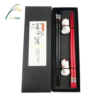 China Hot Selling Viable Lucky Cat Chopstick Holder Classic Black and Red 2 Pairs Sushi Chopstick Set Japanese Wooden Chopsticks Gift Set for sale