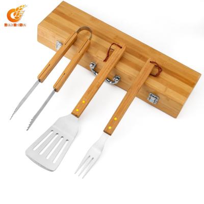 China Bq 3636 High Quality Easily Cleaned Bamboo Handle 3pcs BBQ Set Spatula Fork Tongs BBQ Accessories Tools for sale