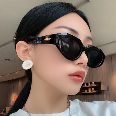 China Fashion Sunglasses 2021 New Small Women's 2021 Fashion Frame Cat Eye Women's Sunglasses Jelly Color Sunglasses for sale