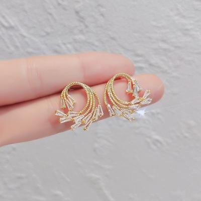 China Hot Selling TRENDY Dazzle KYED0635 18k Gold Exquisite Geometric Shape CZ Twisted Jewelry Trendy Women's Earrings for sale