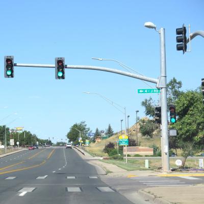 China Q235 Kohlenstoffstahl-Straßen-Ampel Pole 7 formen für Landstraßen-Fahrbahn zu verkaufen