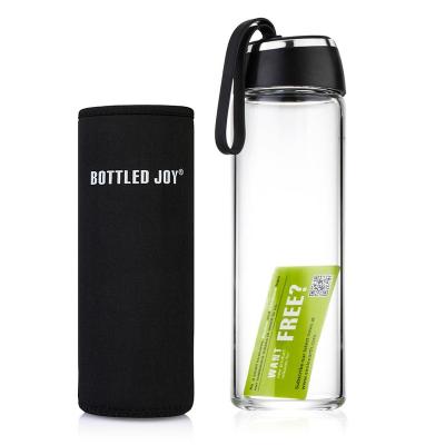 China Sustainable 600ml Hydration Intake Tracking Black Glass Water Bottle With Custom Logo Insulated Sleeve for sale