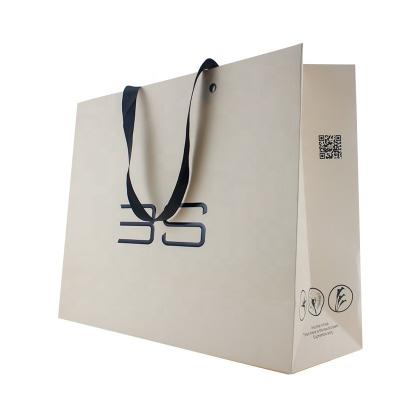 China Custom 300GSM Disposable Wholesale Black Printed White Paper Gift Bag Shopping Packaging for sale